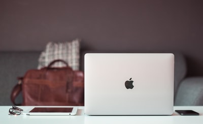 桌上有苹果Macbook Air和iPad